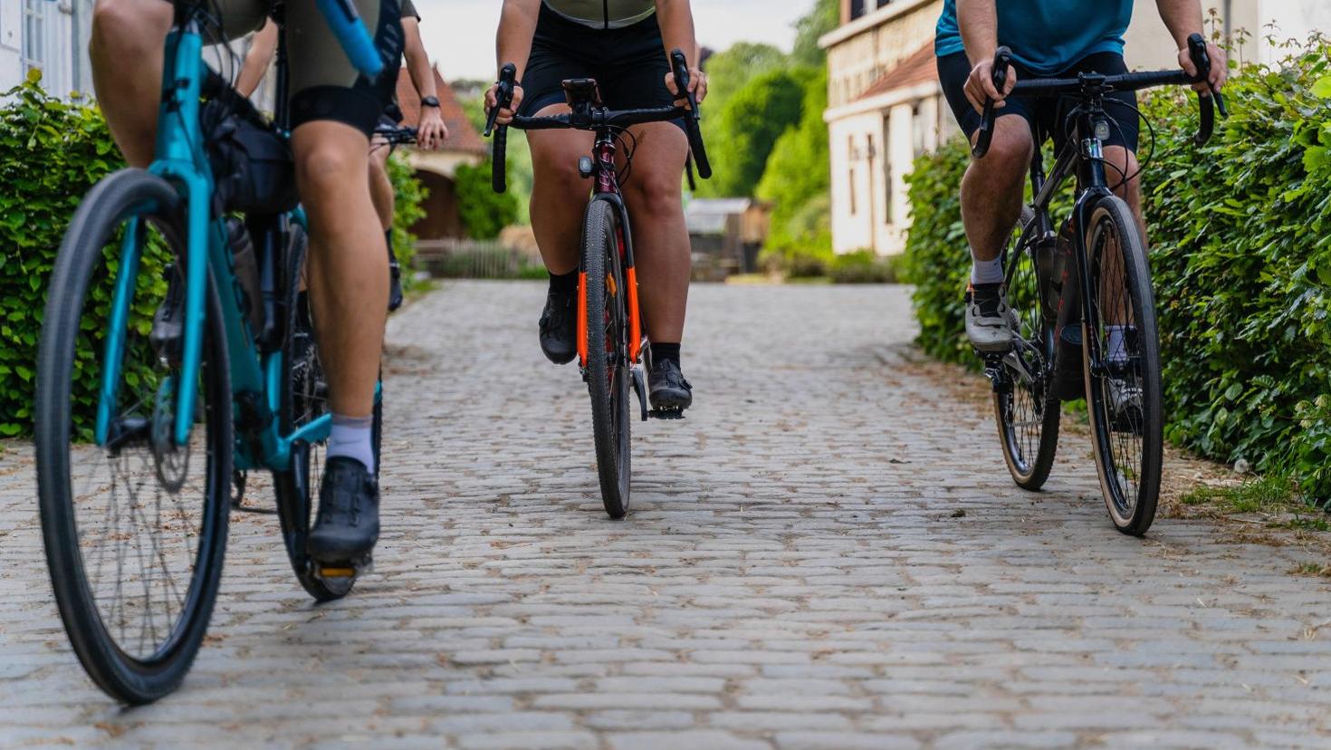 Zonnige fietstocht door de stad