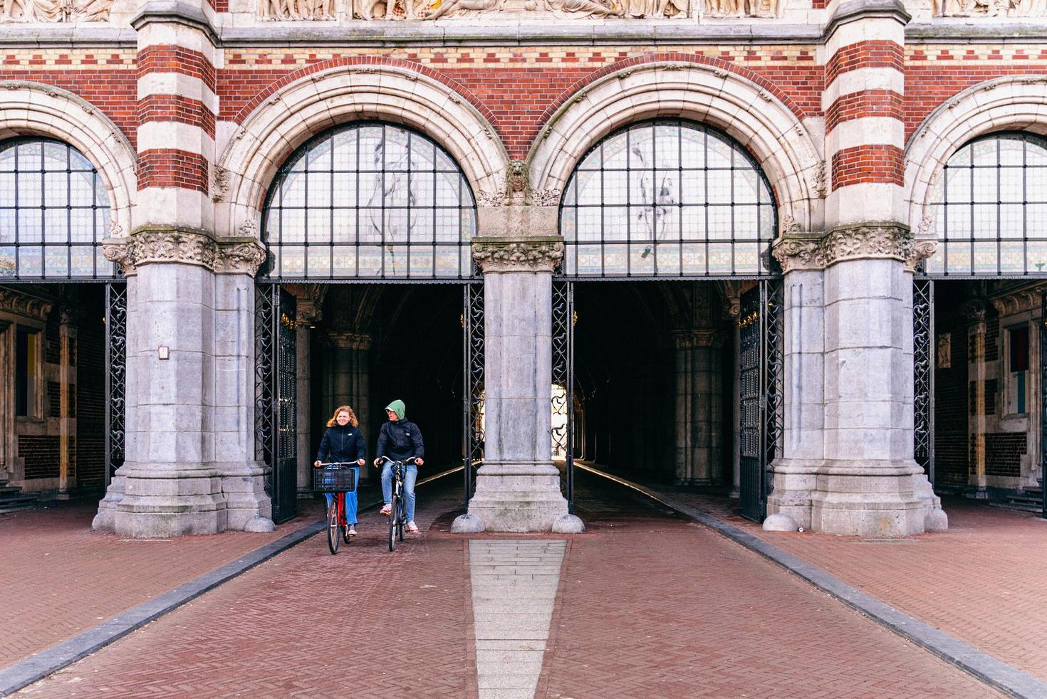 Fietsers bij het Rijksmuseum