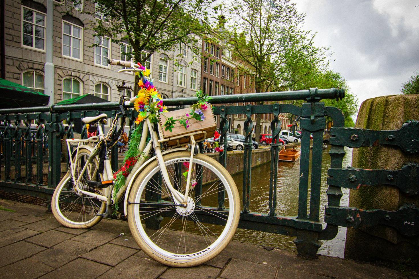 Gedecoreerde fiets tegen een grachtenleuning