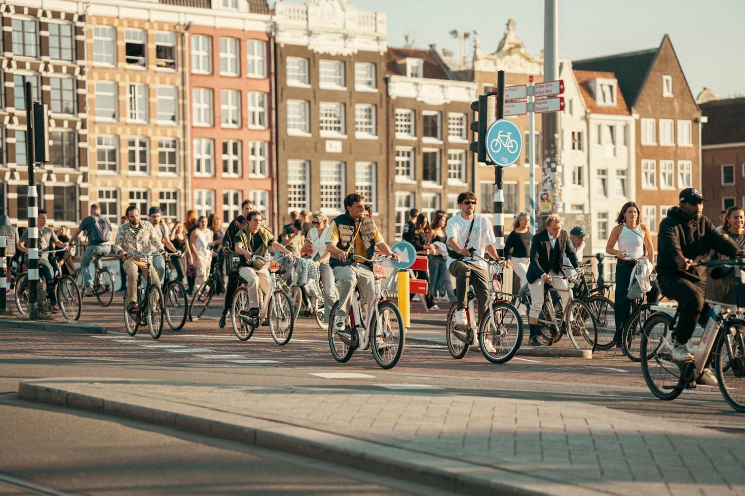 Groep fietsers in Amsterdam
